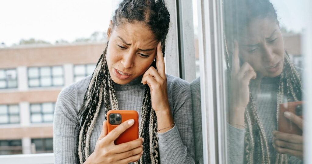 Psychologists Warn: These 11 Texts Are Major Manipulation Red Flags - Featured image