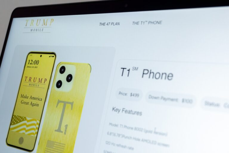 Trump’s Gold-Plated Mobile Phone Launched And Already Has Major Flaws - Featured image