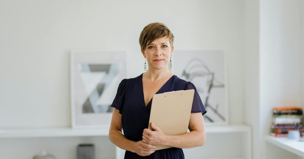 13 Traits That Make Women Instantly Elegant (And None Are About Money) - Featured image