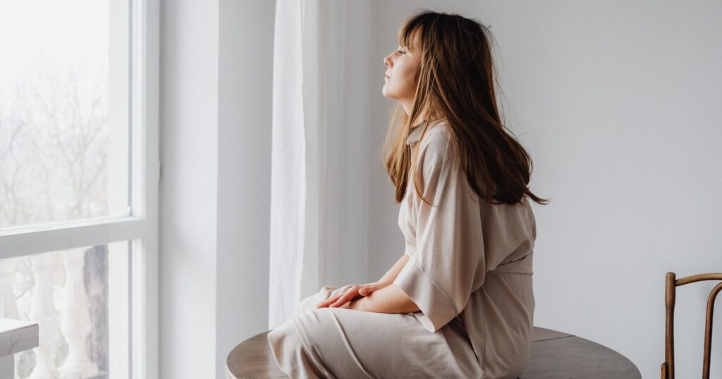 12 Signs That Show Someone Has Lived a Hard and Challenging Life - Featured image