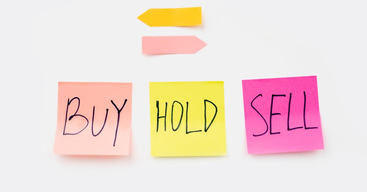 Colorful sticky notes with financial terms 'Buy', 'Hold', and 'Sell' on a clean white backdrop.