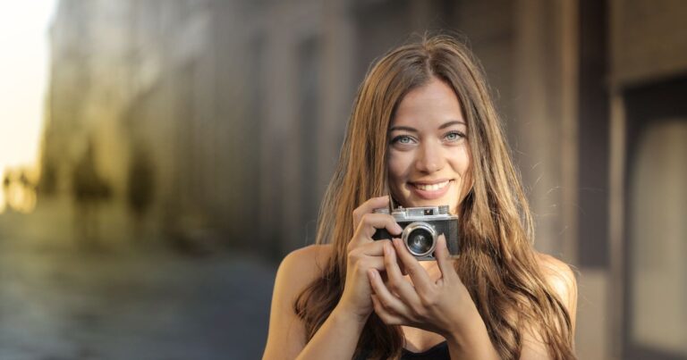 12 Subtle Things People Do When They Find You Attractive - Featured image