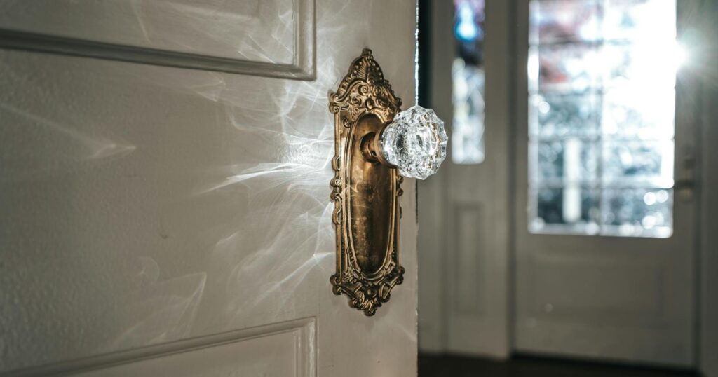 9 Old School Home Features that Were Genius and Need to Come Back - Featured image