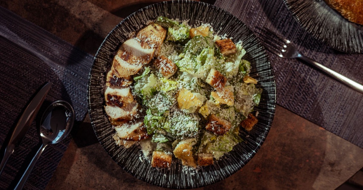 Appetizing Caesar salad with grilled chicken, croutons, and Parmesan cheese, perfect for a gourmet meal.