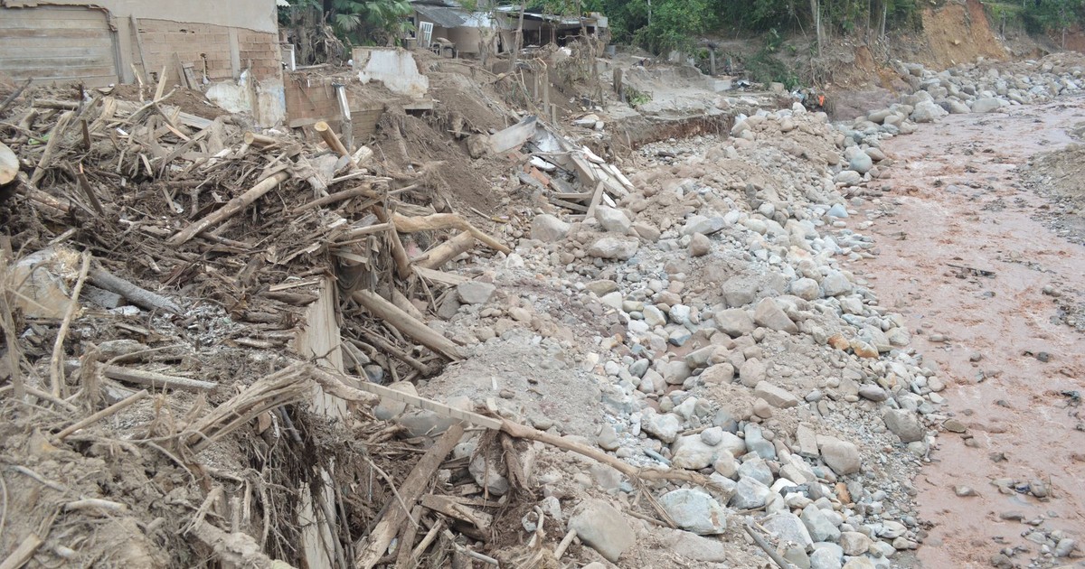 Erosion and debris visible along the dried riverbed in Mocoa, Colombia.