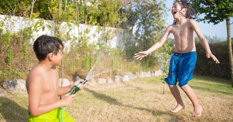 How Hot Is Too Hot For Kids To Play Outside? An Expert Responds with Facts - Featured image