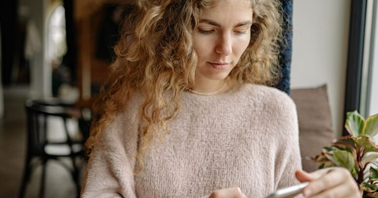 14 Everyday Phrases That Signal a Loveless Relationship - Featured image