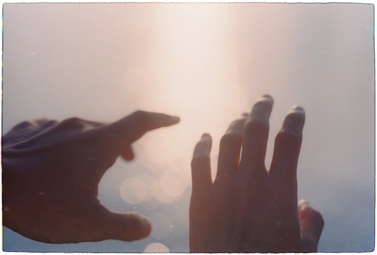7 Signs Your Deceased Loved One May Be Trying to Reach You