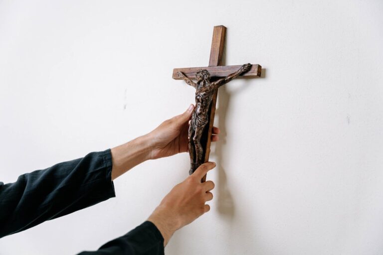 How to Place a Crucifix in Your Home - Featured image