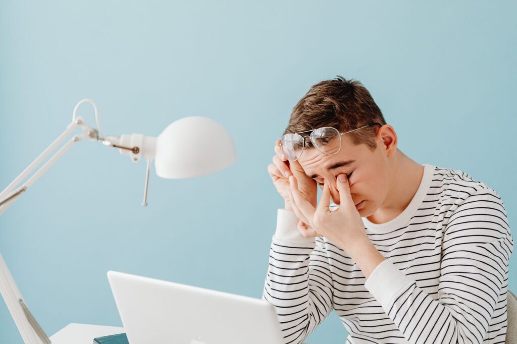 Do You Have Blurred Vision? 8 Digital Eye Strain Symptoms You Shouldn’t Ignore - Featured image