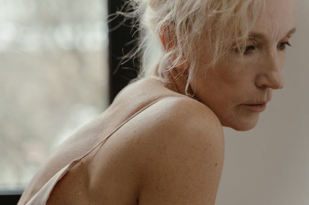 6 Frozen Shoulder Symptoms During Menopause Women Shouldn’t Brush Off - Featured image
