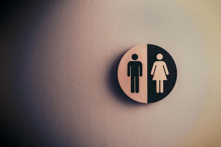 Man Fired From Job After Calling Police on Dad at Women’s Toilet - Featured image