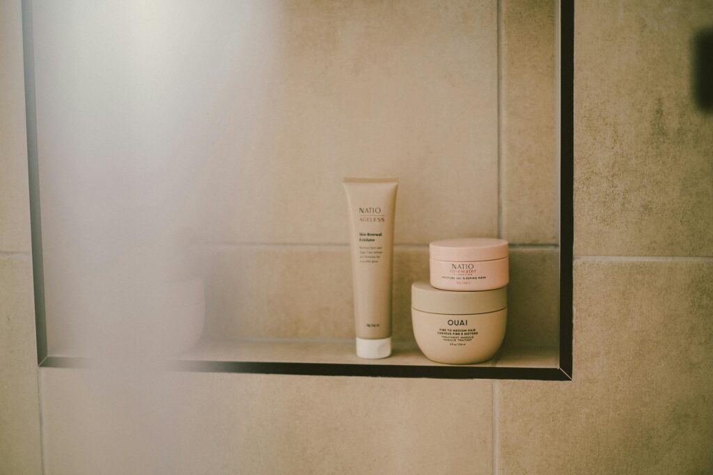 Experts Say These Bathroom Items Should Be Thrown Away Right Now - Featured image
