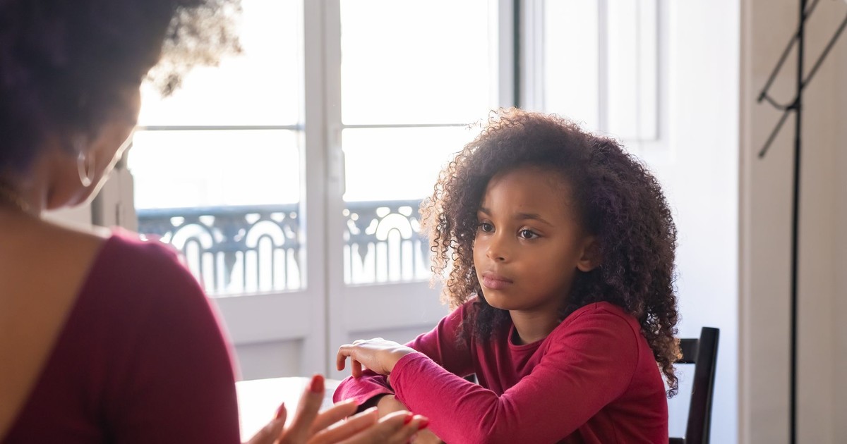 A mother talks to her daughter in a warm family setting, highlighting parenting dynamics.