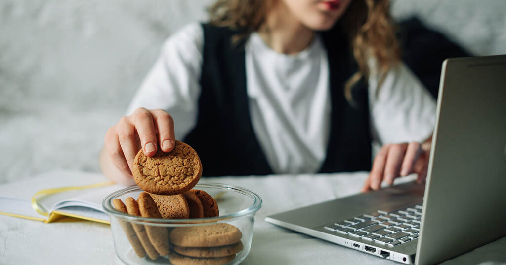Constant Snacking Might Be the Most Dangerous Thing You’re Doing to Your Body - Featured image