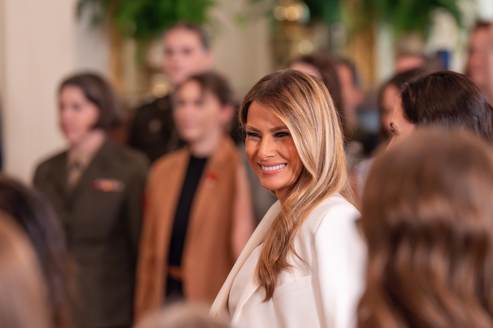 Melania Humiliates Trump On His Birthday By Leaving Him Hanging - Featured image