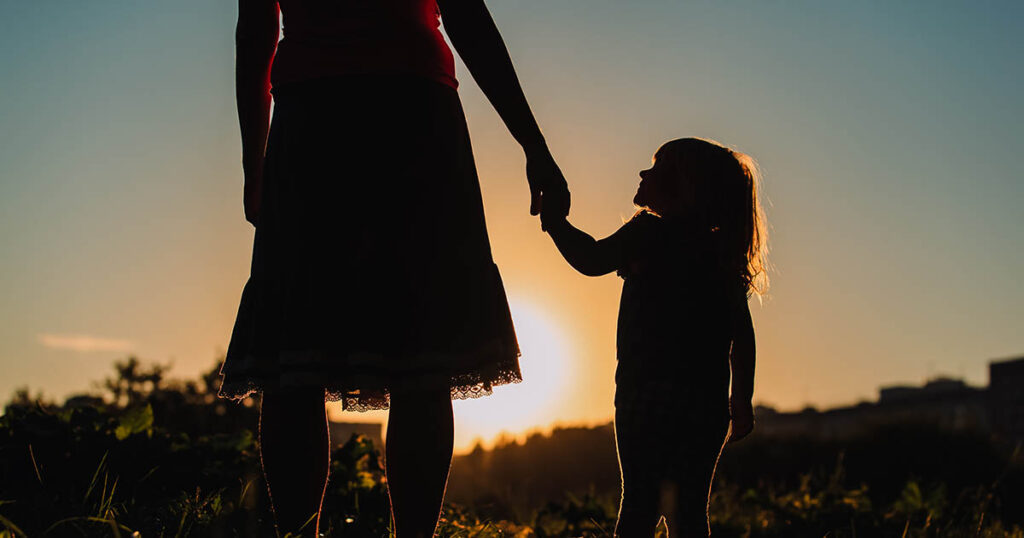 We Asked 4 Child Psychologists What Parenting Style Is Best, They All Had the Same Answer - Featured image