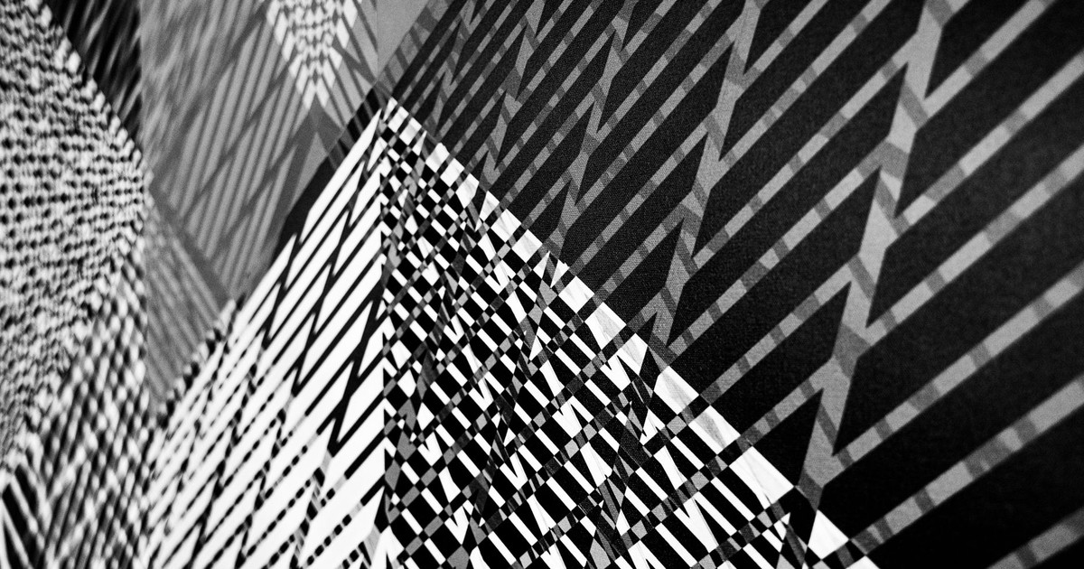 Black and white geometric pattern art with sharp angles and high contrast creates a modern visual impact.
