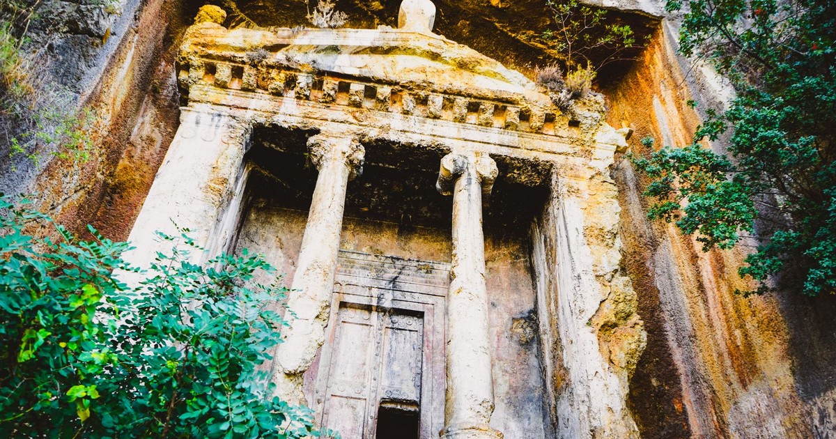Explore the ancient rock tombs embedded in the cliffs of Muğla, Türkiye.