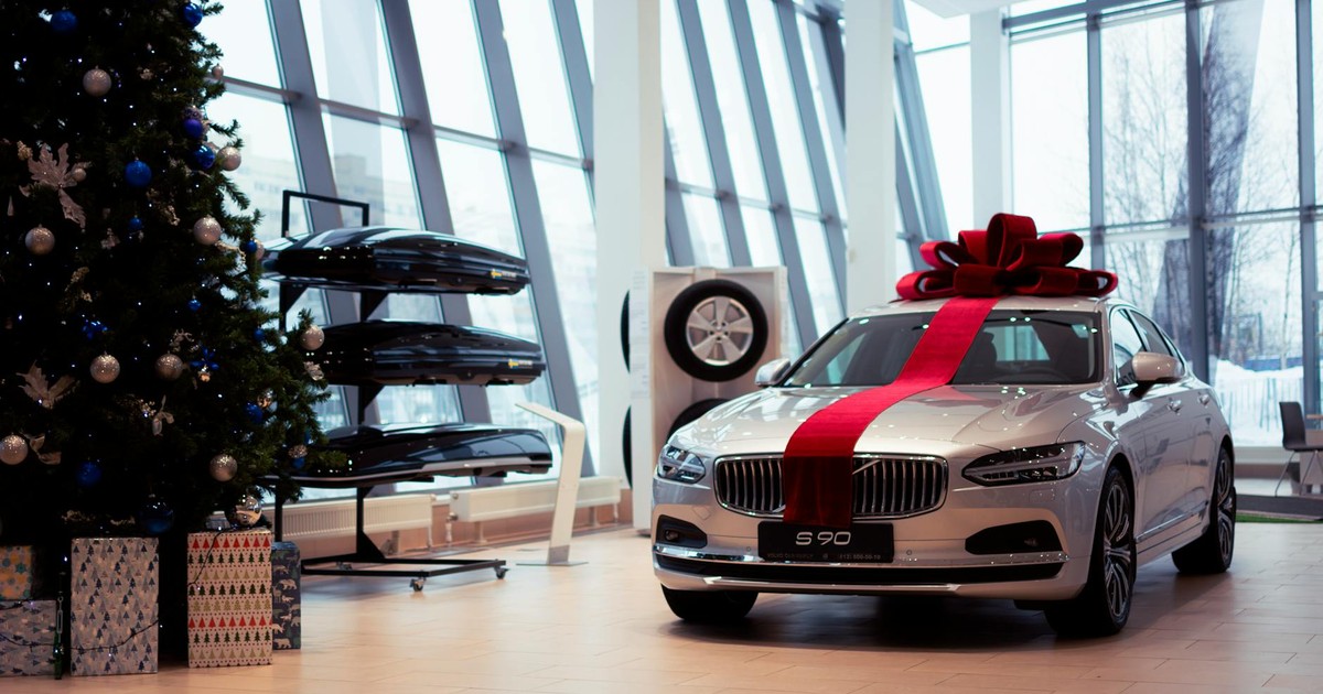 Volvo S90 in showroom decorated with a Christmas tree and gift ribbon for the festive season.