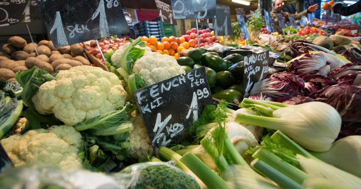 A vibrant display of fresh vegetables at a local market stall, showcasing a variety of produce.