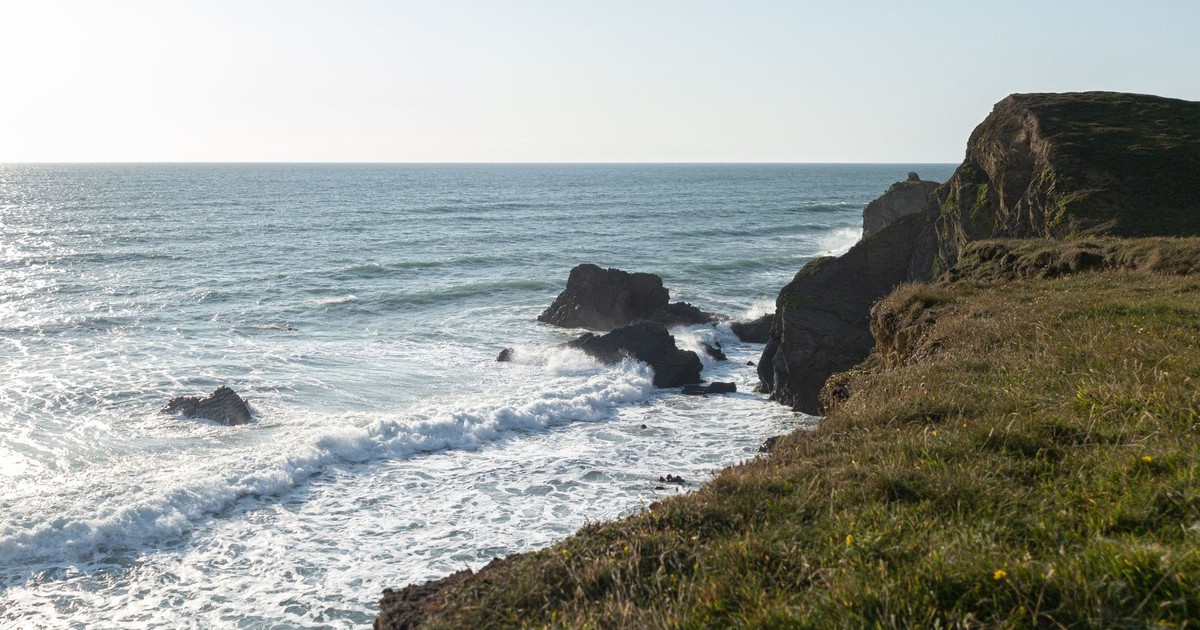 Discover the rugged cliffs and serene waves on the coast of Bude, a picturesque spot in Cornwall, UK.