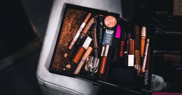 13 Things You Should Stop Storing in Your Bathroom Right Now - Featured image