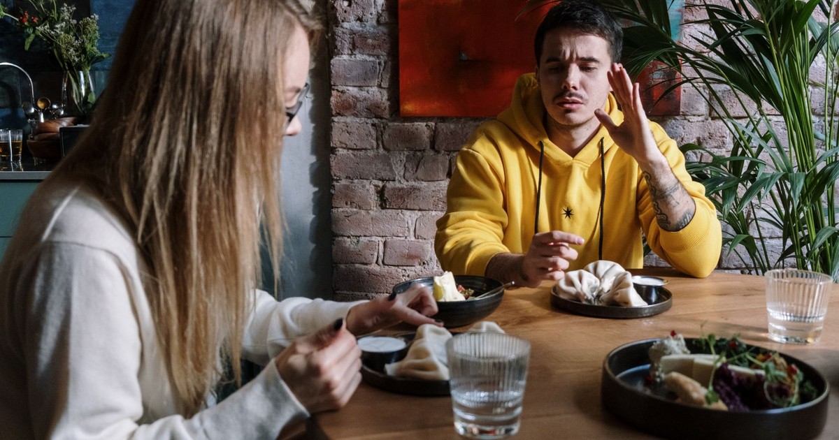 16 Silent Signs That a Man Doesn’t Care Any More