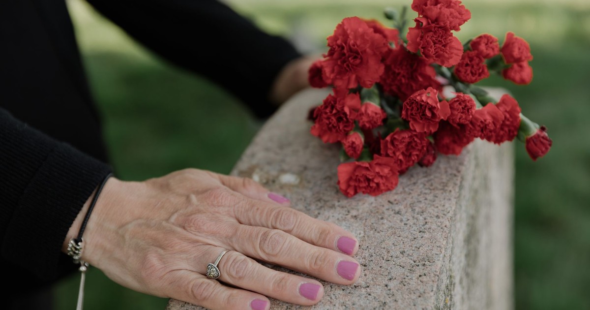 20 Truly Disrespectful Things No One Should Ever Do at a Funeral