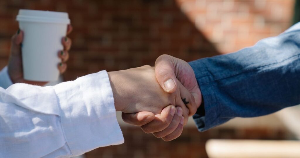 20 Habits That Build Trust With Anyone Around You - Featured image