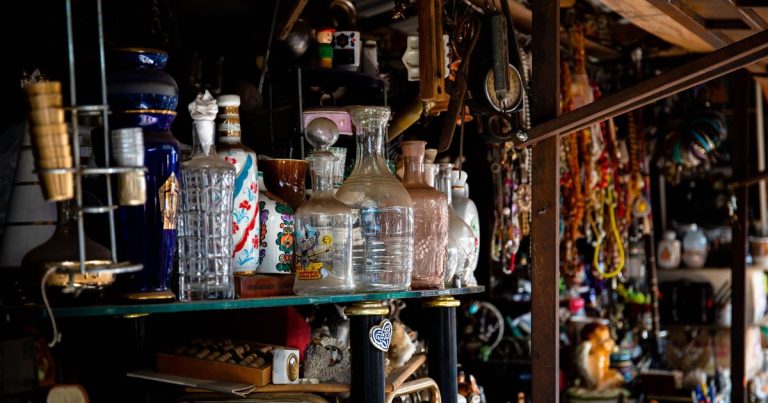 5 Flea Market Tips Antiques Dealers Swear By to Get The Best Stuff - Featured image