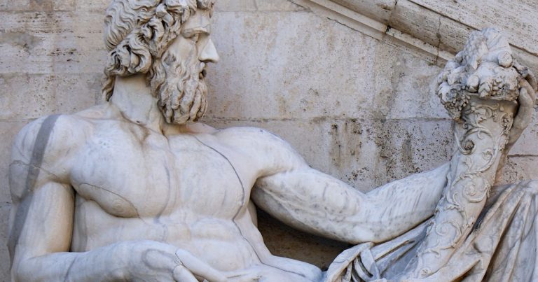 8 Famous Mortal Women Loved by the Gods - Featured image