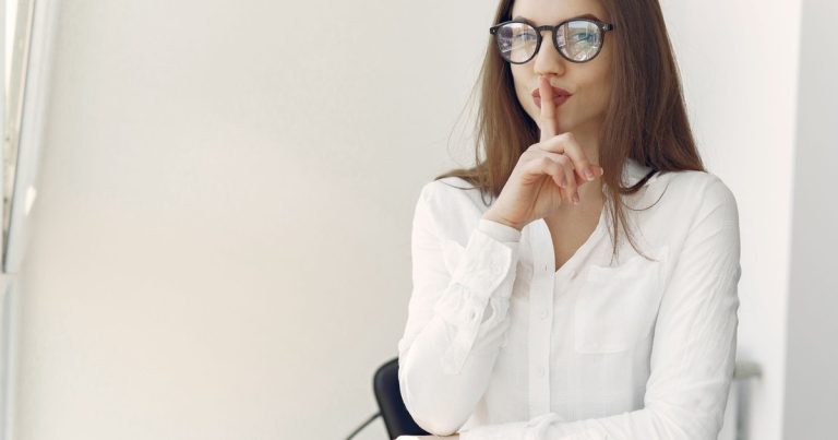 6 Problems That Happen When You Tell Friends Too Much About Your Relationship - Featured image