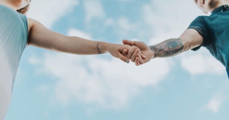 8 Things Every Couple Should Start Doing To Stay in Love - Featured image
