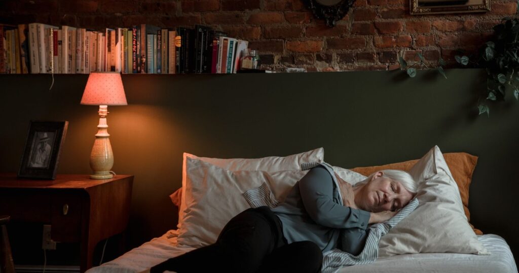 The Real Reason Your Shoulder Hurts Every Single Morning - Featured image