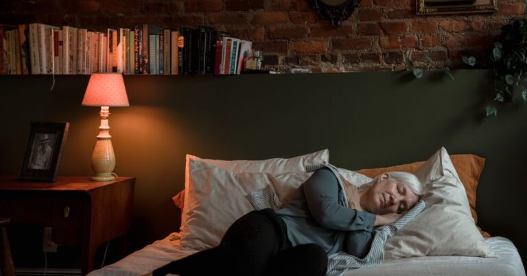 The Real Reason Your Shoulder Hurts Every Single Morning - Featured image