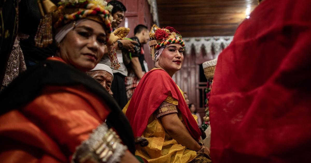 Vibrant Bugis dance ceremony capturing colorful traditional costumes and cultural expressions in South Sulawesi, Indonesia.