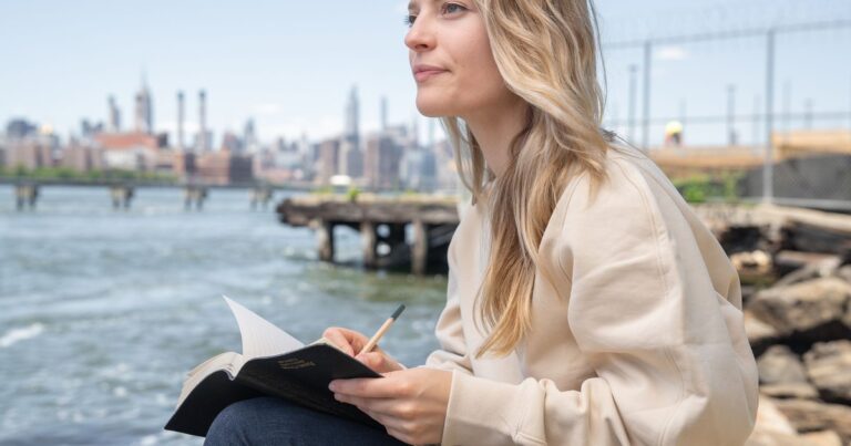 Harvard’s Arthur Brooks Says a Reverse Bucket List Changes Your Life - Featured image