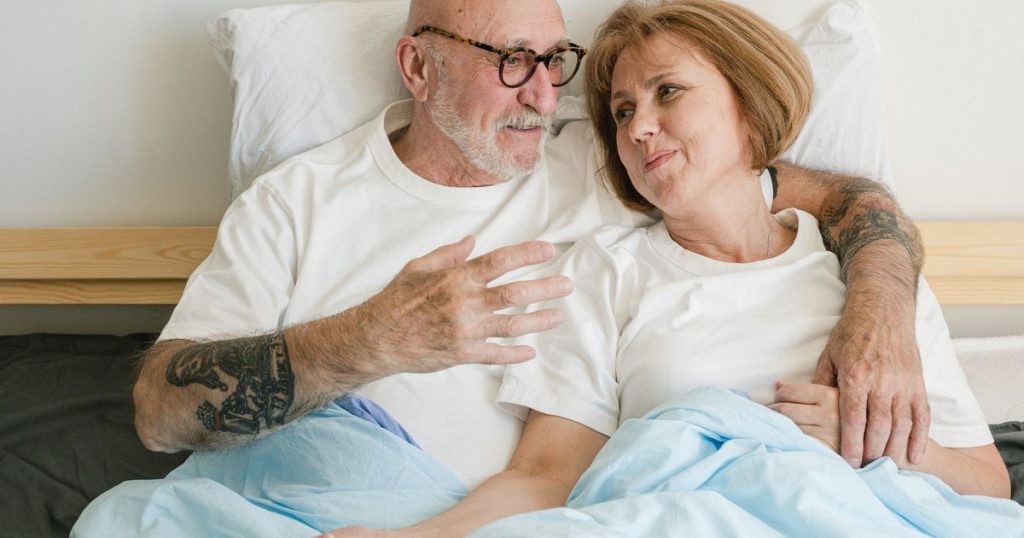 7 Things Genuinely Happy Couples Do In The Late Hours Before Bed - Featured image
