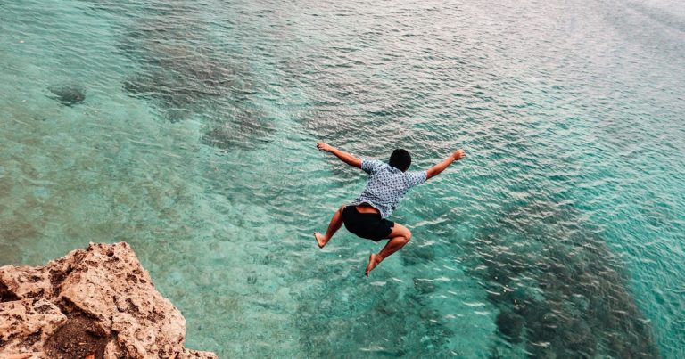 8 Ways to Actually Step Outside Your Comfort Zone and Enjoy Life - Featured image