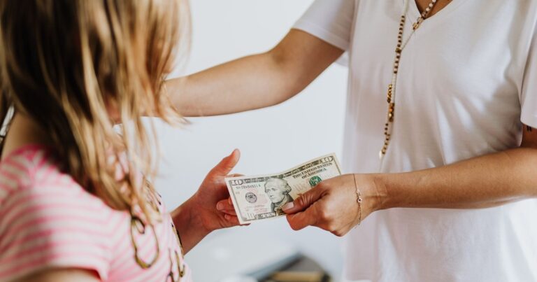 12 Things People Do When They Grew Up Without Much Money - Featured image