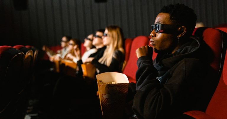 Police Officer Paid to Rent a Whole Movie Theater for 100 Low-Income Kids After Their Field Trip Was Cancelled - Featured image