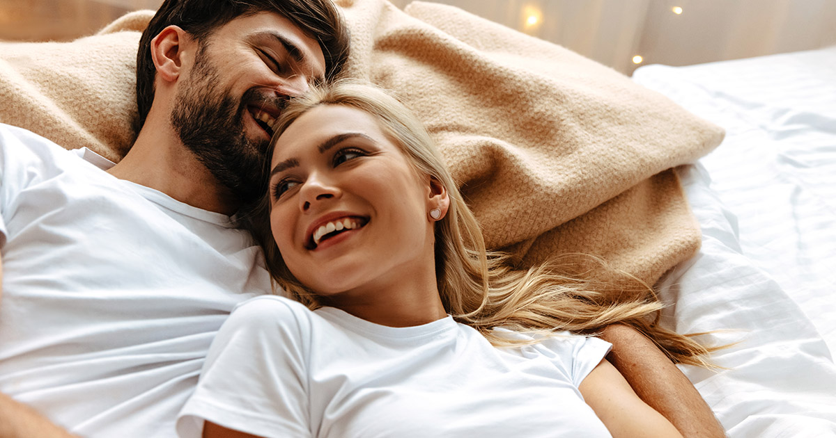 10 super sweet things men do that women love (& 10 that feel fake and performative)
