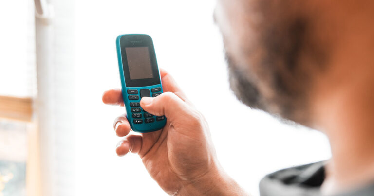 Swapping my smartphone for a “dumb phone” changed everything and gave me my life back - Featured image