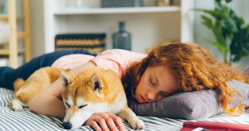 Sleeping With Pets Benefits: 9 Traits in People Who Do - Featured image