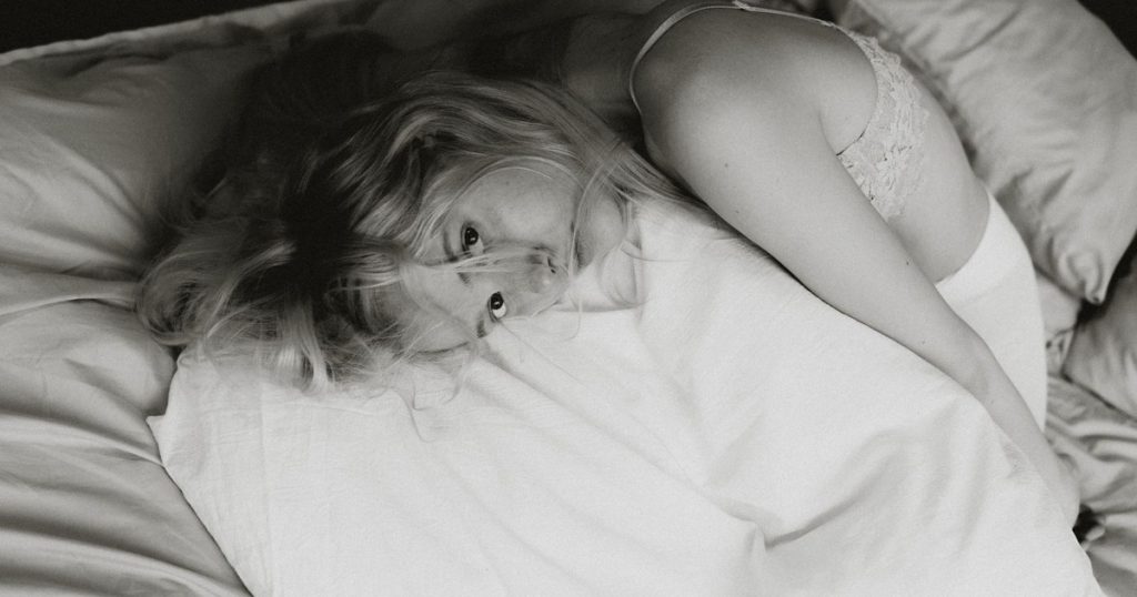 There are 7 steps you go through while waiting for a man to say ‘I love you’ - Featured image