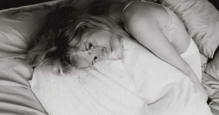 There are 7 steps you go through while waiting for a man to say ‘I love you’ - Featured image
