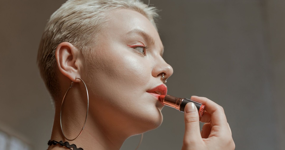 8 Beauty Traits Men Dislike (And Why Women Do Them Anyway)