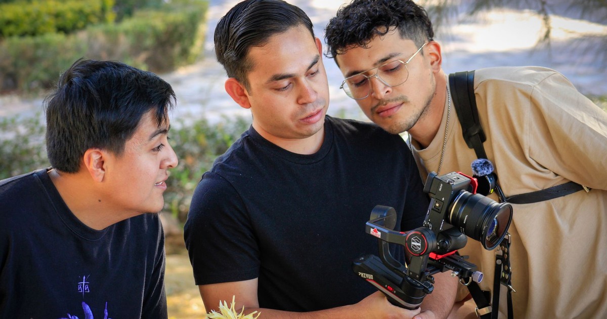 Three men reviewing camera footage on a gimbal outdoors in Ibarrilla, Guanajuato, México.