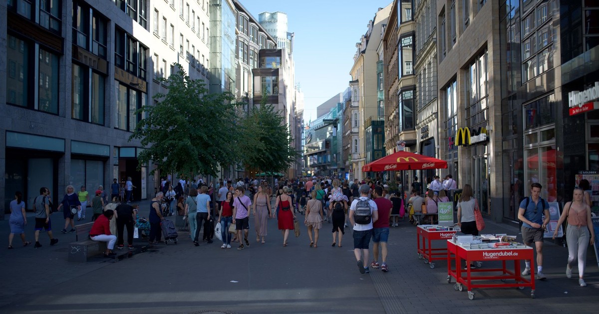 Crowded urban scene on a sunny day in Leipzig, showcasing bustling pedestrian activity.